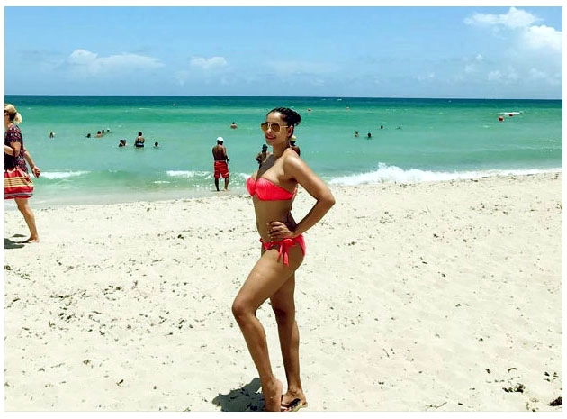 पिंक बिकिनी में बिपाशा बसु ने दिया सेक्सी पोज़ - Bipasha Basu, pink bikini, Miami