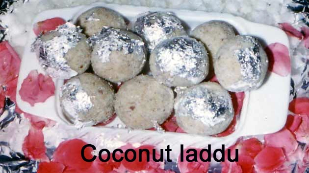 जन्माष्टमी की मिठाई : लाजवाब नारियल-मिश्री के लड्‍डू (देखें वीडियो) - Coconut laddu