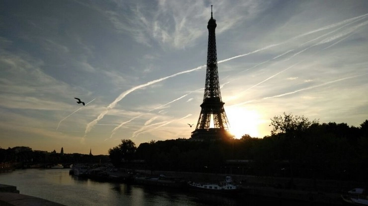 पेरिस के बाहर कार ने सैनिकों को टक्कर मारी, छह घायल - Paris, cars, soldiers, Eiffel Tower