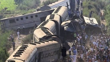 तेज गति से जा रही दो ट्रेनों की टक्कर, 44 की मौत