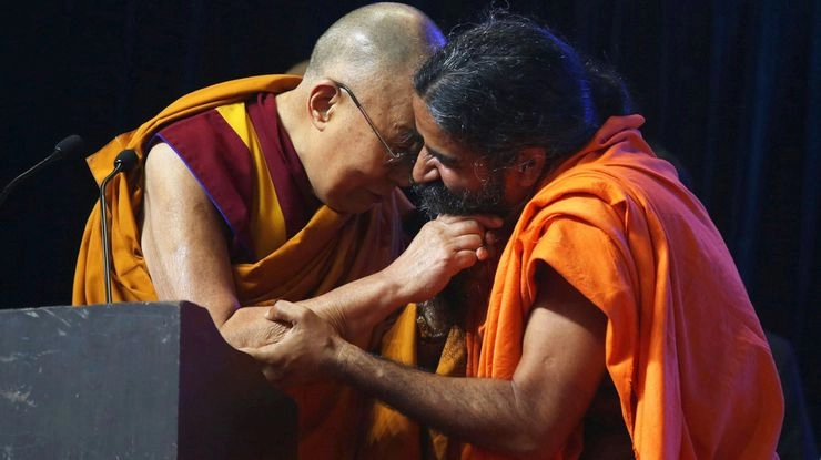 दलाई लामा ने खिंची रामदेव की दाढ़ी - Dalai Lama Baba Ramdev