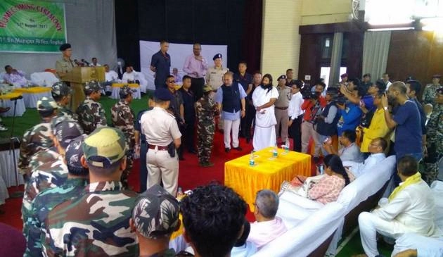 आर्ट ऑफ लिविंग के सहयोग से 68 उग्रवादी मुख्यधारा में लौटे - Manipur CM lauds SriSri for peace work after 68 ultras join mainstream