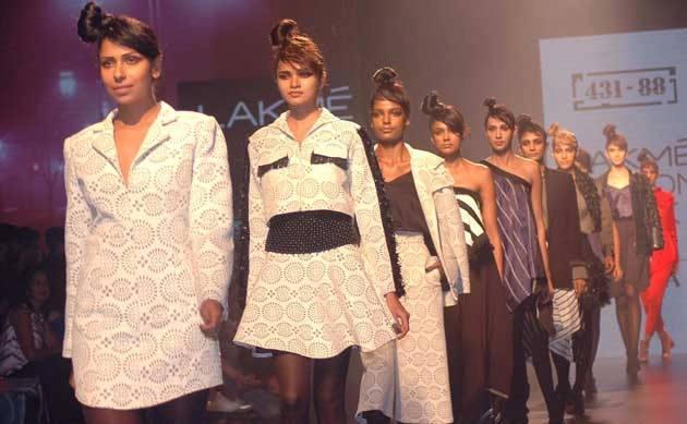 लैक्मे फैशन वीक 2017 :  इस बॉलीवुड एक्ट्रेस ने बिखेरे जलवे - Lakme India Fashion Week