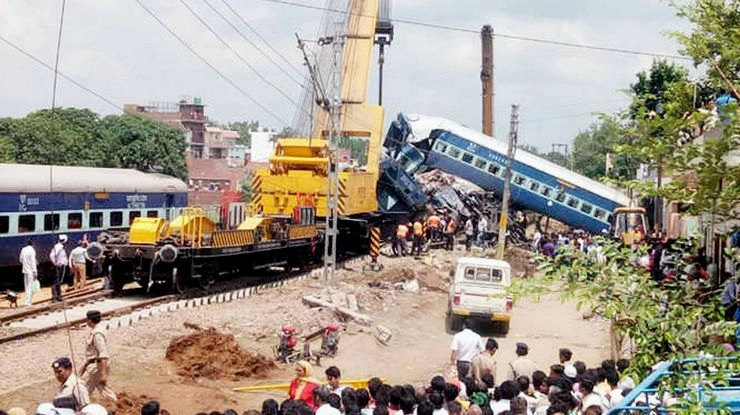 रेल मंत्रालय ने की बड़ी कार्रवाई, 8 अफसरों  पर गिरी गाज - Railway Accident