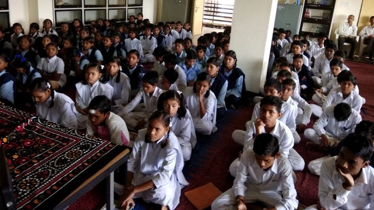 मंत्रियों, अधिकारियों, स्वयंसेवियों ने पढ़ाया बच्चों को - Education, Madhya Pradesh Government, Madhya Pradesh School