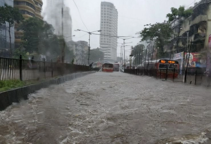 मुंबई में आसमान से बरसी 'आफत की बारिश'