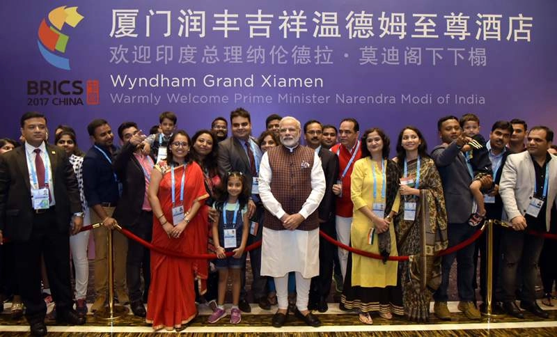 पीएम मोदी चीन में, भारतीयों ने किया स्वागत, जिनपिंग ने दिया सकारात्मक संकेत - Prime Minister Narendra Modi being welcomed by the Indian community