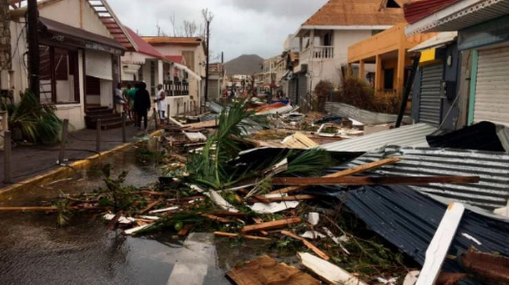 इरमा तूफान से 10 लोगों की मौत, फ्लोरिडा के लिए खतरा बढ़ा - Irma storm, 10 deaths