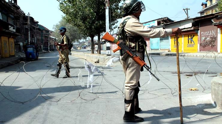 श्रीनगर में कर्फ्यू जैसी पाबंदियां - restrictions like curfew imposed in Srinagar