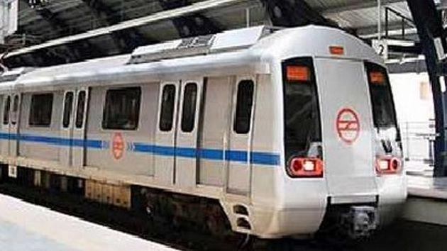 मेट्रो की पटरी पर गिरा शख्‍स, ट्रेन चालक ने ब्रेक लगाकर बचाई जान - Metro train driver, Jawaharlal Nehru Stadium Metro Station