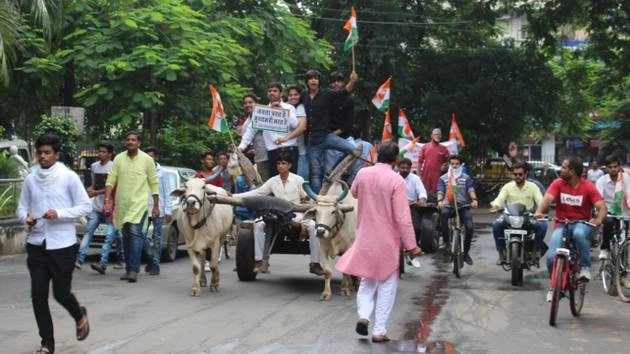 पेट्रोल पर बवाल, इंदौर में जोरदार प्रदर्शन - Protest on petrol in Indore
