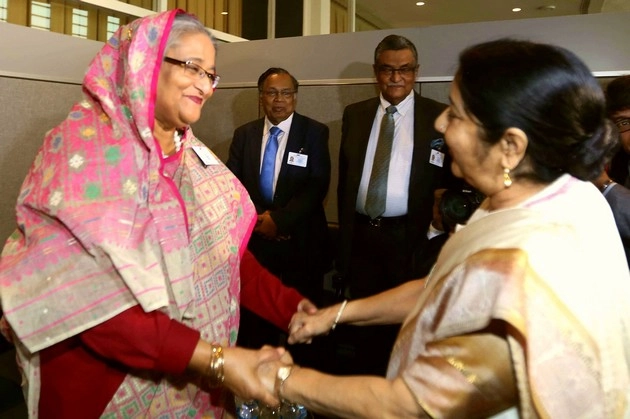 सुषमा ने की शेख हसीना से मुलाकात, रोहिंग्या मुद्दे पर कोई चर्चा नहीं - Sushma swaraj meets with Sheikh Haseena