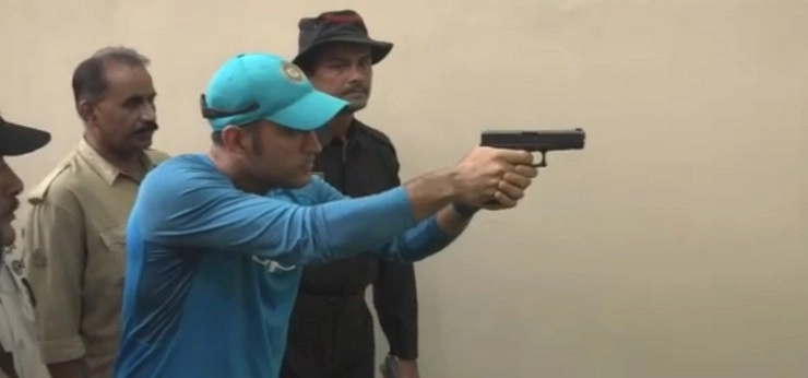 जब धोनी ने उठाई पिस्टल (वीडियो) - Mahendra Singh Dhoni Kolkata Police