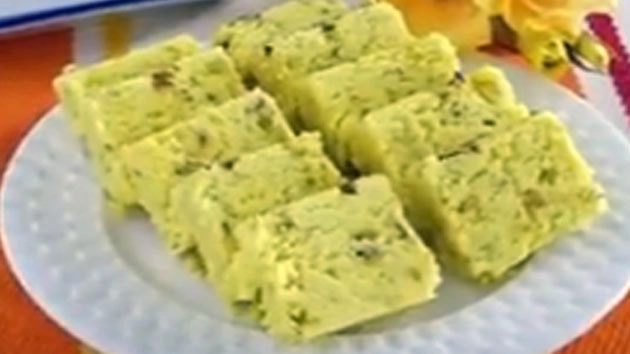 पाइनापल-खोया की स्वादिष्‍ट बर्फी (देखें वीडियो)