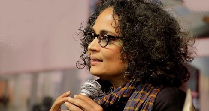 संयुक्त राष्ट्र संघ में अरुंधति के सहारे पाकिस्तान का सुषमा पर पलटवार - Pakistan invokes Arundhati Roy to attack Sushma's UN speech