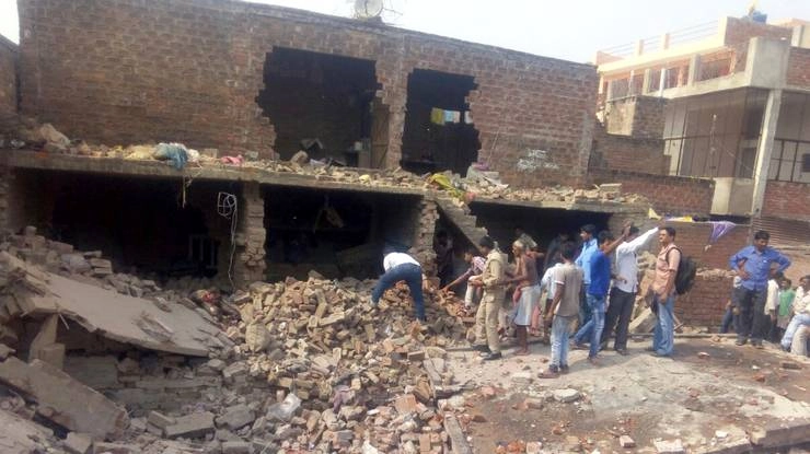 अवैध पटाखा फैक्ट्री में विस्फोट, दो की मौत, दर्जनों दबे - Kanpur, illegal cracker factory