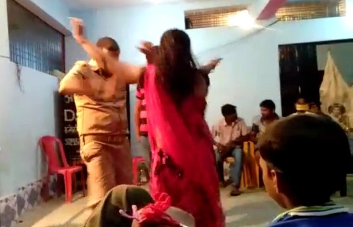 नशे में टुन्न सिपाही ने लगाए नर्तकी के साथ ठुमके... (वीडियो) - Drunk policeman, Policeman's dance