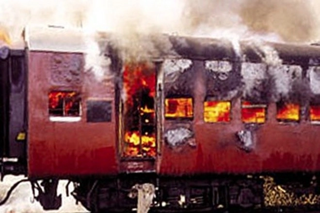 गोधरा में ट्रेन जलाने के मामले में दो को उम्रकैद, तीन बरी - godhra train carnage two get life imprisonment  3 acquitted