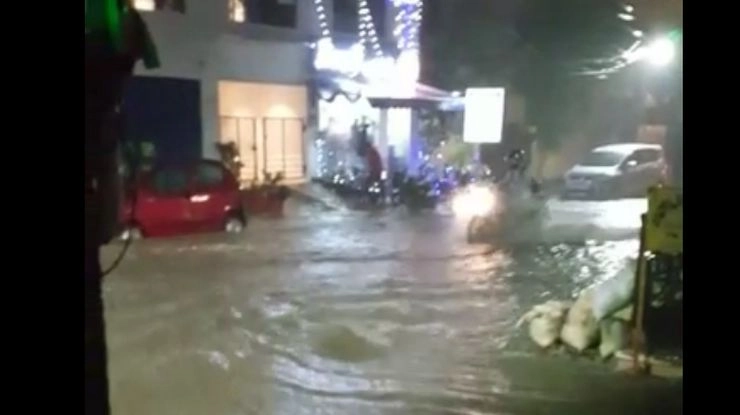 भारी बारिश के बाद हैदराबाद और बेंगलुरु में हाई अलर्ट