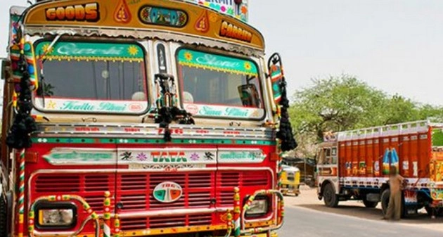 सड़क किनारे झोपड़ी में घुसा ट्रक, छह की मौत - Truck accident in Chandauli