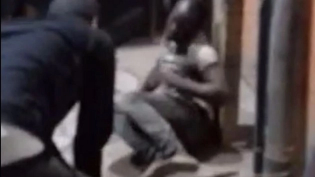 खंभे से बांधकर नाइजीरियाई युवक को पीटा, वाइरल हुआ वीडियो - Mob Beats Nigerian Man