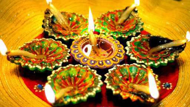 इस दिवाली दीयों को दें स्पेशल लुक, जानें 10 टिप्स - Deep Decoration For Diwali