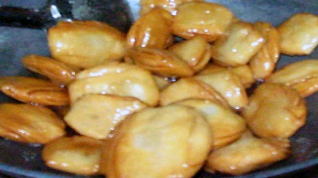 पारंपरिक दीपावली व्यंजन : मैदे के मीठे पेठे (देखें वीडियो)