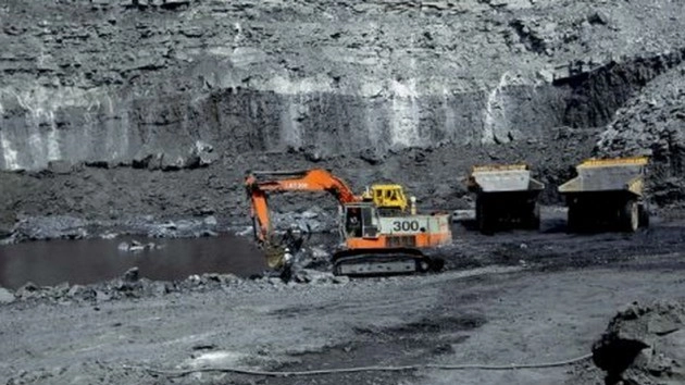 झारखंड : धनबाद में अवैध कोयला खनन के दौरान 50 फुट धंसी जमीन, 12 से अधिक मजदूरों के दबे होने की आशंका - submerged land after illegal coal mining in dhanbad of jharkhand