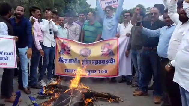 इंदौर में पद्मावती का विरोध, भंसाली का पुतला फूंका - Protest against Padamawati in Indore