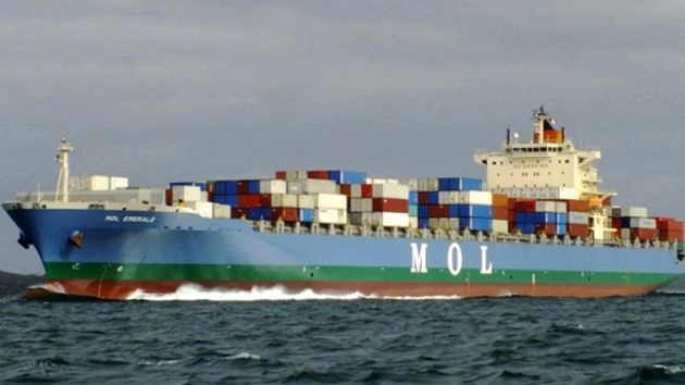 हफ्ते भर से स्वेज नहर में फंसा Giant Ship हटा - asia partial success in evacuating vessel stuck in suez canal
