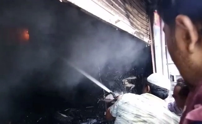 दिल्ली के फर्नीचर बाजार में भयावह आग, 100 झुग्गियां जलकर खाक