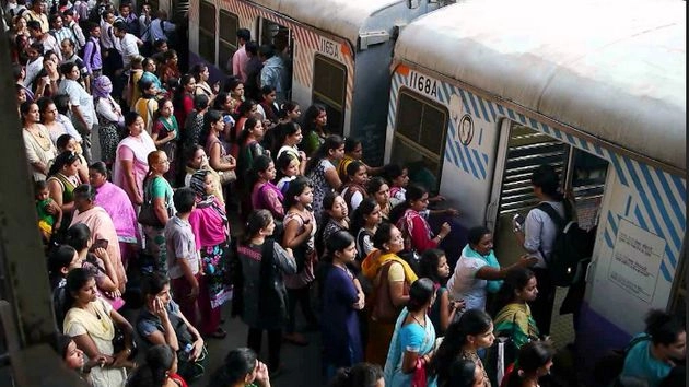 मुंबई हॉर्बर लाइन पर उपनगरीय ट्रेन सेवाएं बाधित