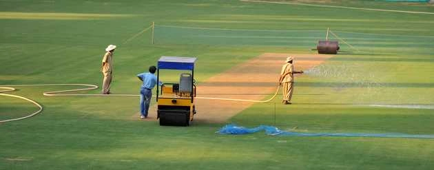 बीसीसीआई क्यूरेटर चौहान ने पिच पर ज्यादा पानी डाला, देर से शुरू हुआ मैच