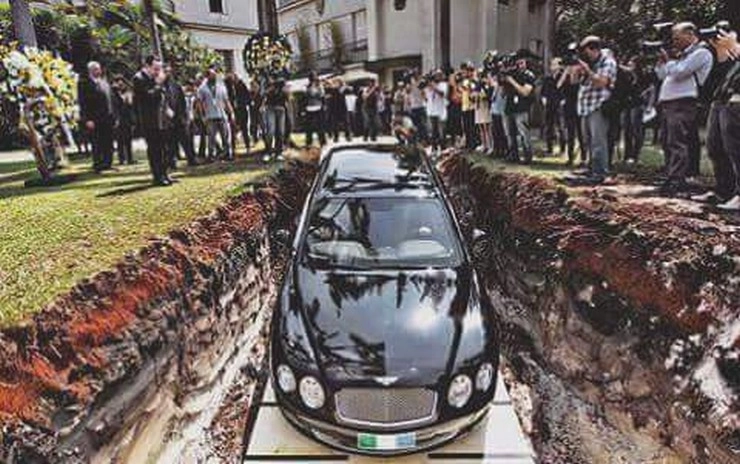 7 करोड़ की कार को दफ्न करना चाहता है ये व्यक्ति, जानकर चौंक जाएंगे (वीडियो) - rich guy buries million dollar bentley to prove point