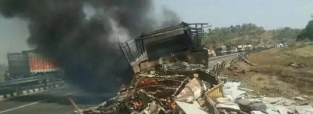 टक्कर के बाद ट्रक में लगी आग, चालक की मौत - Truck