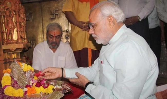 क्या आप जानते हैं नरेन्द्र मोदी के हाथ में बंधे कालेधागे का राज..? - Why does PM Narendra Modi wears black thread on wrist? - Quora