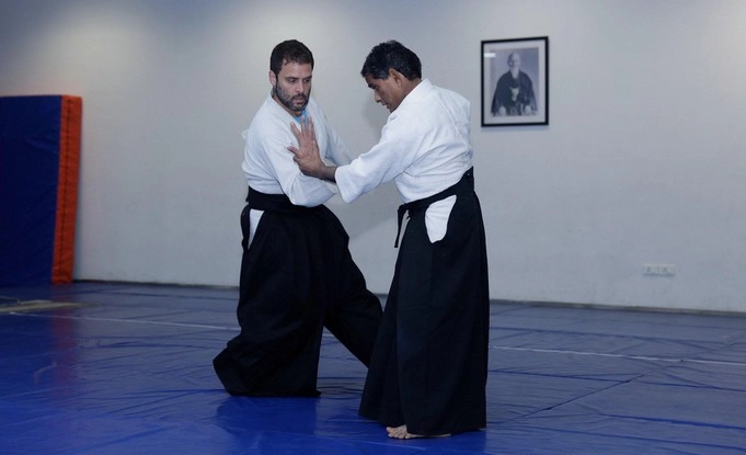 राहुल गांधी का एंग्री यंगमैन लुक, देखिए कैसे कलाईदांव से विरोधी को पटका... - Rahul Gandhi with his Aikido coach Sensei Paritos Kar