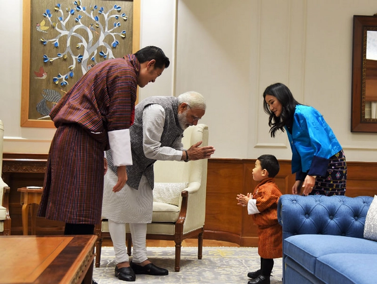 नरेन्द्र मोदी का 'रॉयल प्यार' (वीडियो) - Narendra Modi Bhutan Naresh Jigme Namgyal,