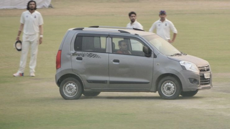 रणजी मैच के दौरन सुरक्षा में बड़ी चूक, पिच पर दौड़ी कार - Ranji Trophy match, Delhi-Uttar Pradesh match