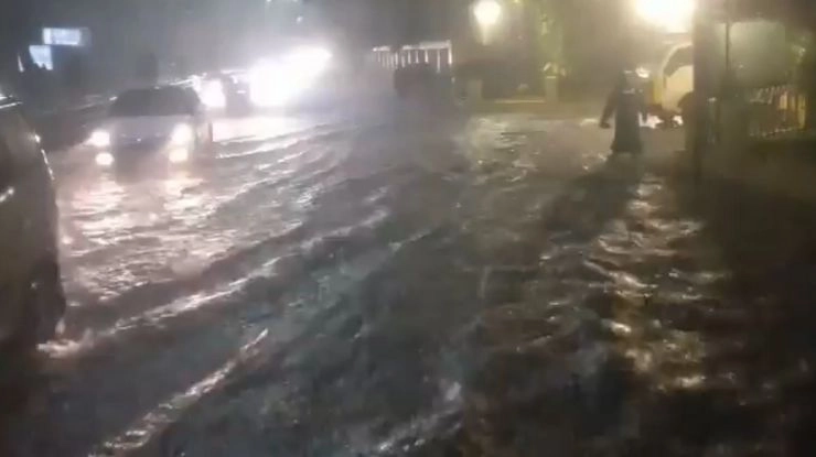 मूसलाधार बारिश से चेन्नई और आसपास के जिले बुरी तरह प्रभावित - Chennai, Tamil Nadu heavy rain, 8 deaths, Mylapore