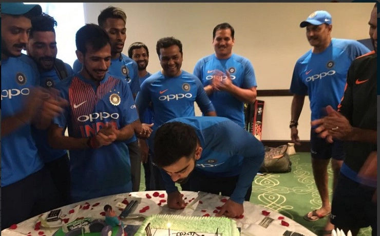 हार का गम भूल टीम ने मनाया विराट का जन्मदिन - Virat Kohli Team India
