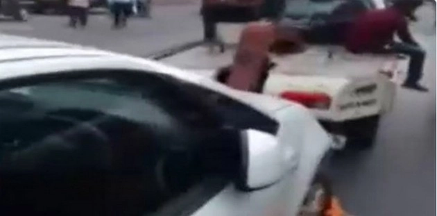 कार में बच्चे दूध पिला रही थी महिला, पुलिस ने क्रेन से उठाई गाड़ी (वीडियो)
