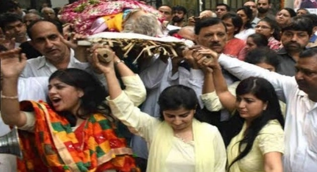 बेटियों ने डांस कर दी पिता को अंतिम बिदाई - Funeral noida dance