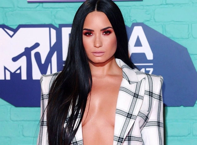 क्या शर्ट पहनना भूल गईं डेमी लोवेटो? - Demi Lovato, MTV Europe Music Awards 2017, London, Hollywood, Bold Dressing