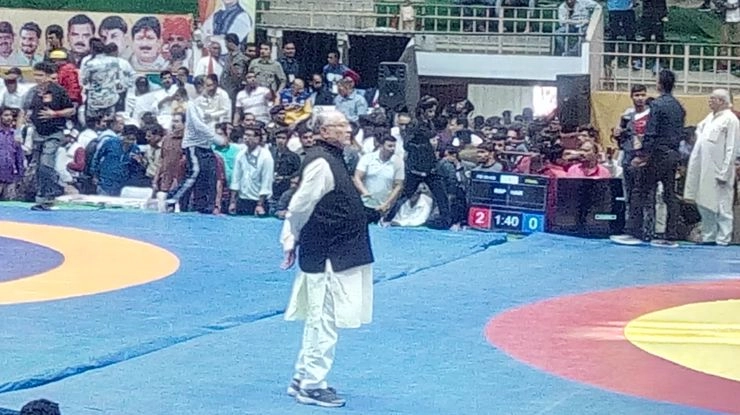 जब कुश्ती की मैट पर उतरे प्रधानमंत्री मोदी के भाई... - Narendra Modi, Brother, Prahlad Das Modi ,Indore