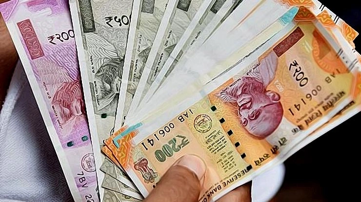बंद हुए 200, 500 और 2000 के नोट, बस चल रहा है 100 रुपए का नोट