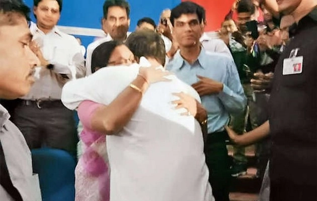 व्याख्याता की दुर्दशा सुन कर भावुक हुए राहुल, गले लगाया - Rahul Gandhi Turns Emotional, Hugs Lecturer