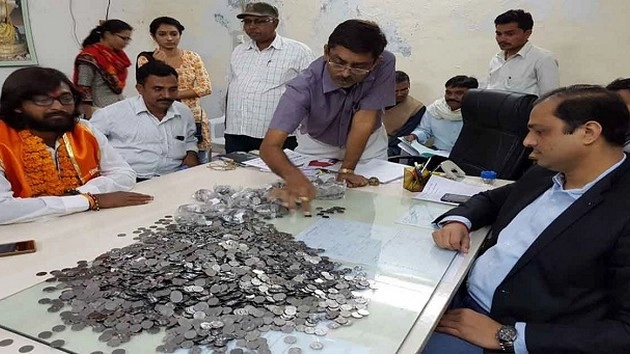 गुजरात में सिक्कों की राजनीति, दंग रह गए चुनाव अधिकारी - coin politics in Gujrat