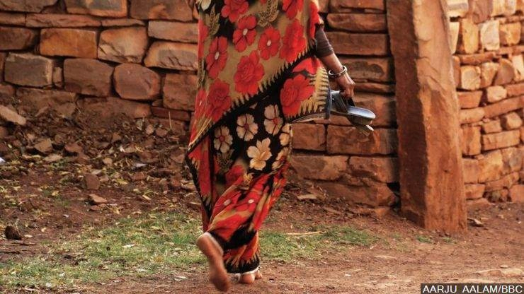 चंबल के गांव जहां औरतें नहीं पहनतीं मर्दों के सामने चप्पल