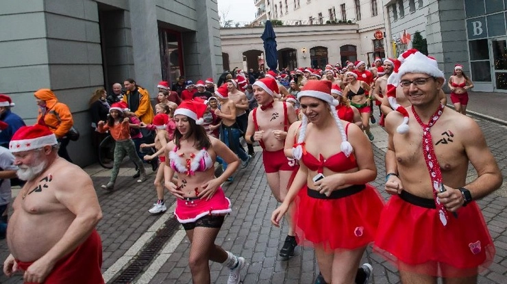 हाफ नेकेड सेंटा रन - half naked santa run